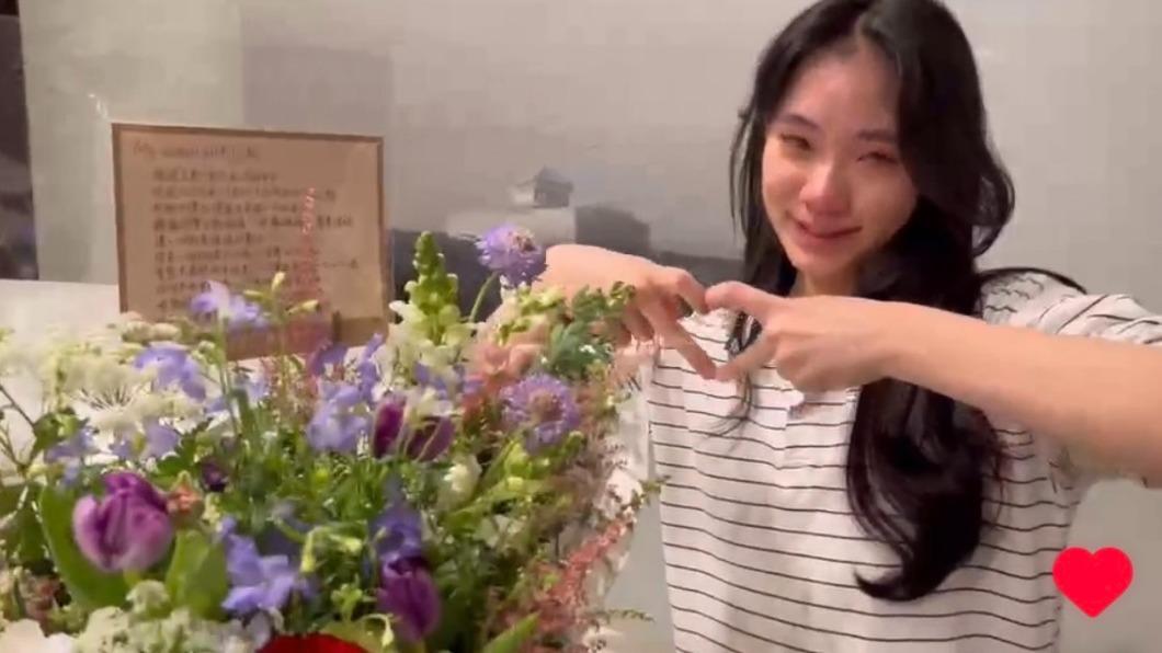 Lily收到禮物也哭了。(圖/翻攝自小S IG)