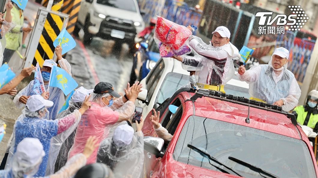 儘管下著大雨，但沿路上仍有許多支持者向侯友宜比出2號勝利手勢。（圖／侯友宜競選辦公室提供）