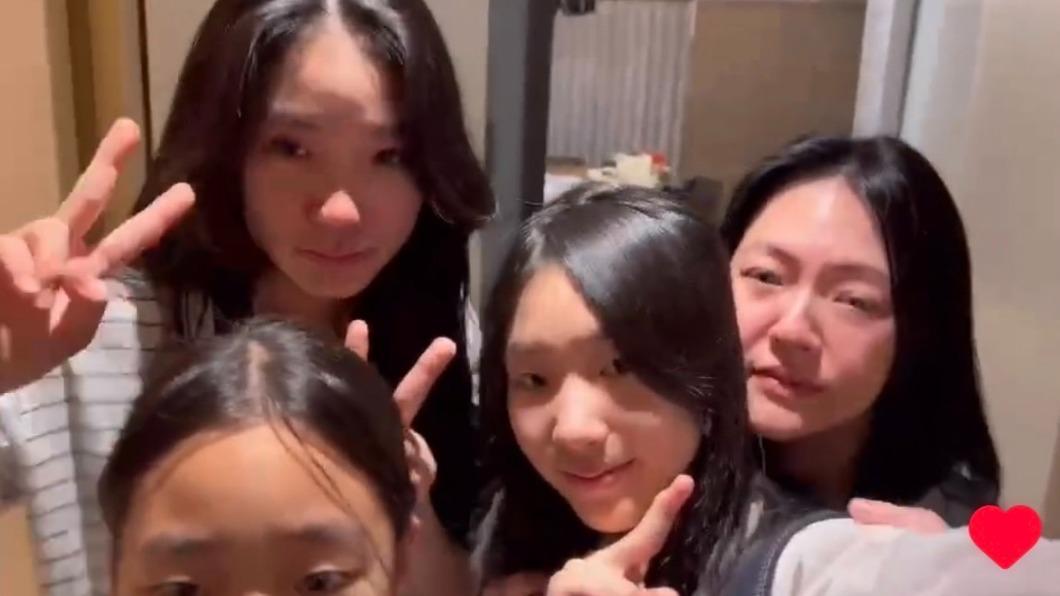 小S(右)早已哭腫雙眼。(圖/翻攝自小S IG)