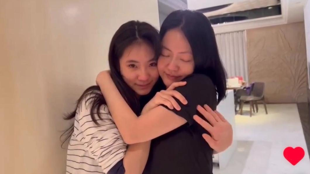 小S(右)與Lily感性相擁。(圖/翻攝自小S IG)