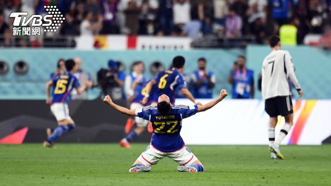 日本球員吉田麻也慶祝下半場第一顆進球得分。(圖/達志影像路透)