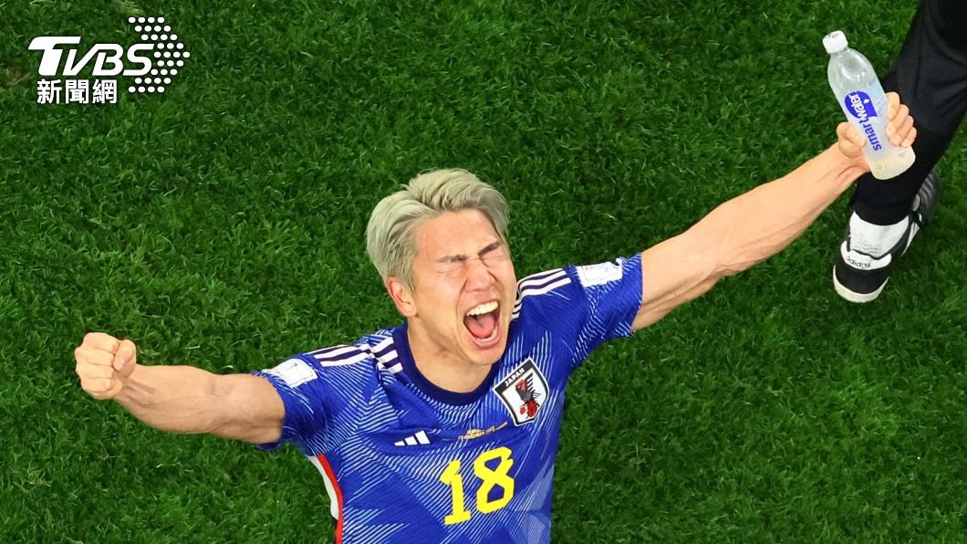 日本球員淺野拓磨在賽後慶祝勝利,他於比賽尾聲踢進關鍵一球使比分超前德國隊。(圖/達志影像路透)