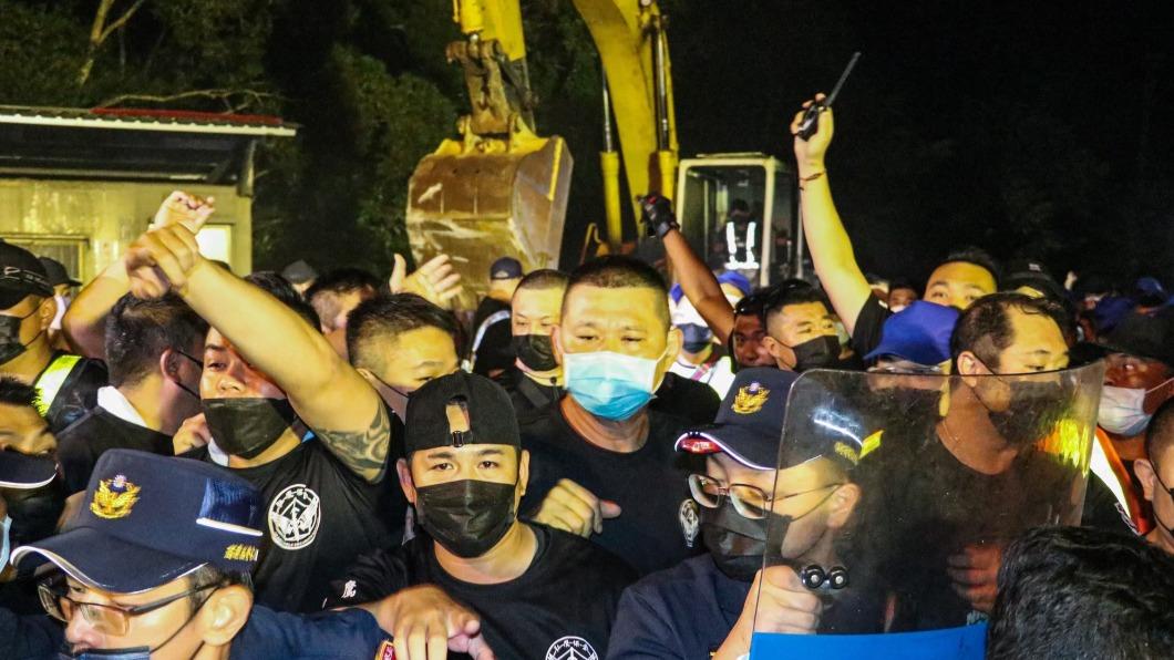 民進黨立委洪申翰今年7月在苗栗縣坤輿案現場被攻擊。(圖/翻攝自洪申翰臉書)