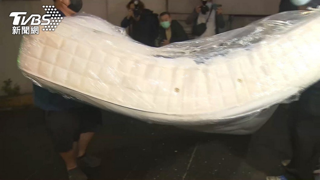 大S的床墊銷毀秀,吸引全台關注。(圖/TVBS資料照)