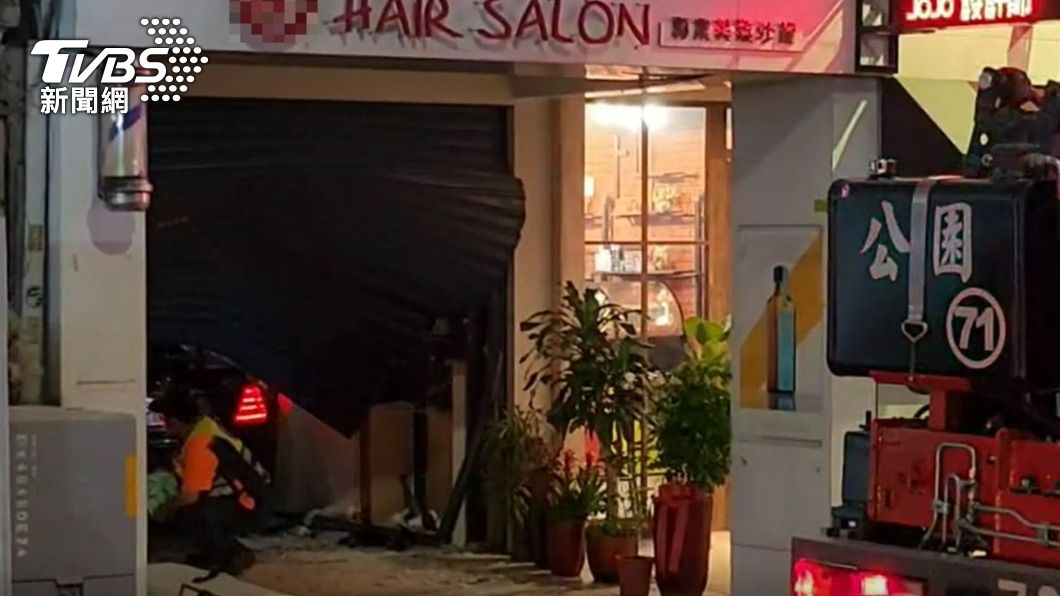 疑感情不睦!男開賓士猛踩油門 撞爆老婆開的髮廊洩憤