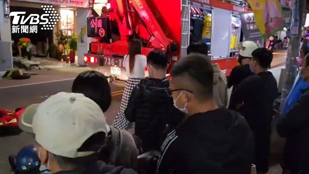 案發在鬧區，有許多民眾圍觀。（圖／TVBS）