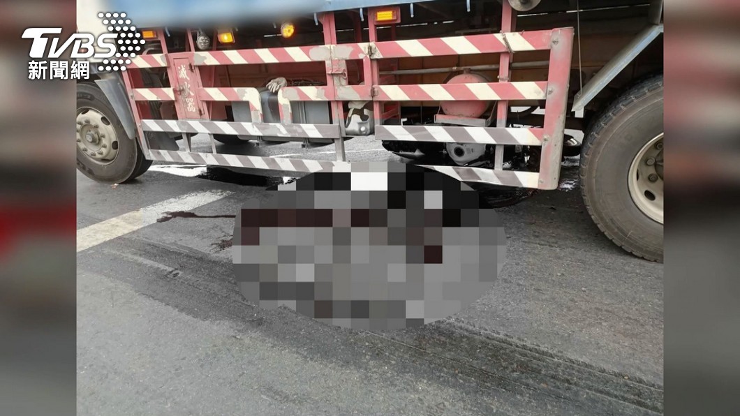 2人都沒戴安全帽！　廟會轎班騎重機載人撞貨車身亡