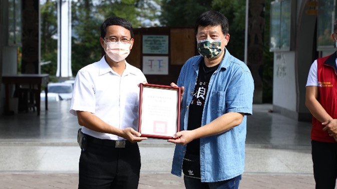 瑞穗國中致贈感謝狀予浪凡基金會。(左起瑞穗國中校長許俊傑、浪凡基金會董事長馬詠睿)