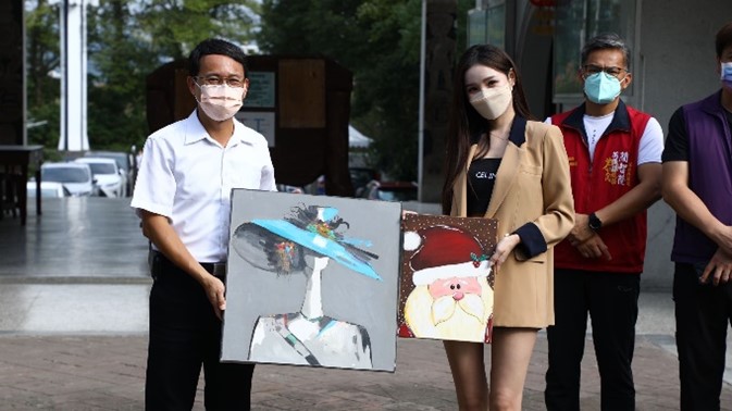 浪LIVE直播主劉玉婷致贈親筆畫作予瑞穗國中。 (左起瑞穗國中校長許俊傑、浪LIVE直播主劉玉婷)