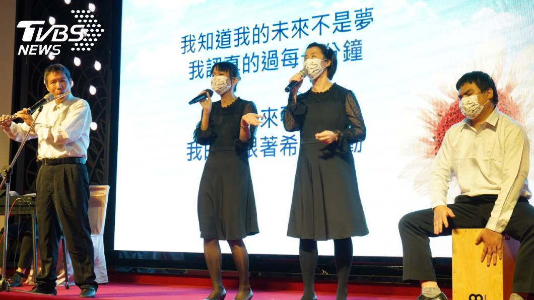 伊甸盲人喜恩合唱團於餐會中帶來精彩的演出。圖/TVBS提供