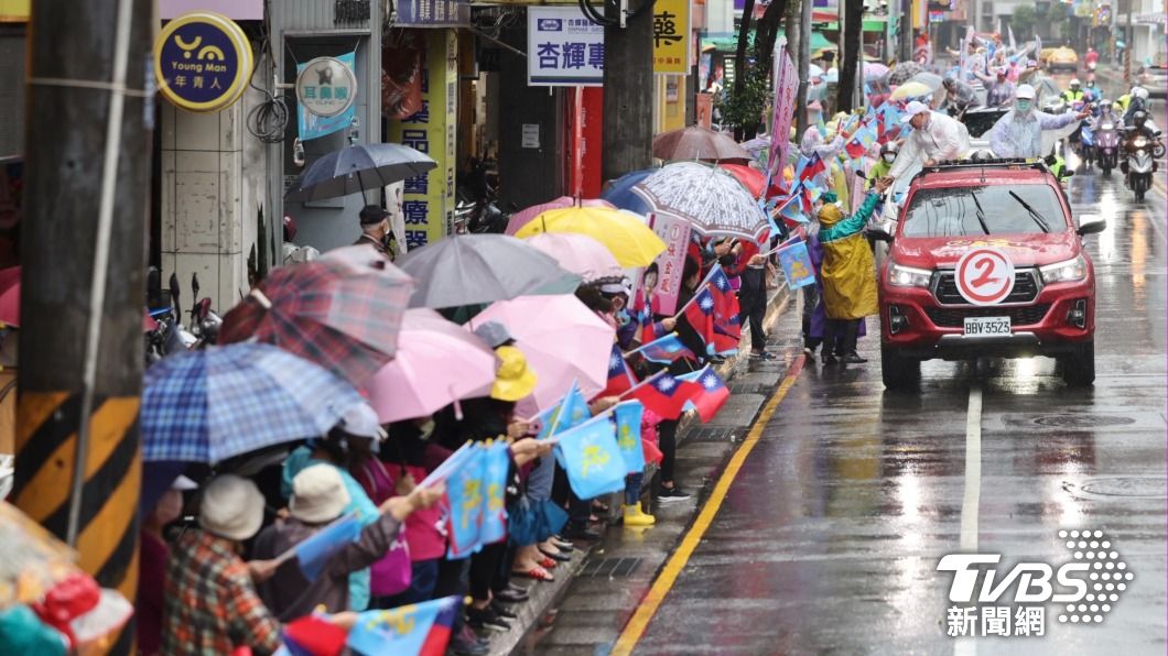 侯友宜今日到中和區進行車隊掃街拜票，儘管下著雨，仍有許多民眾出來給他打氣。（圖／TVBS）