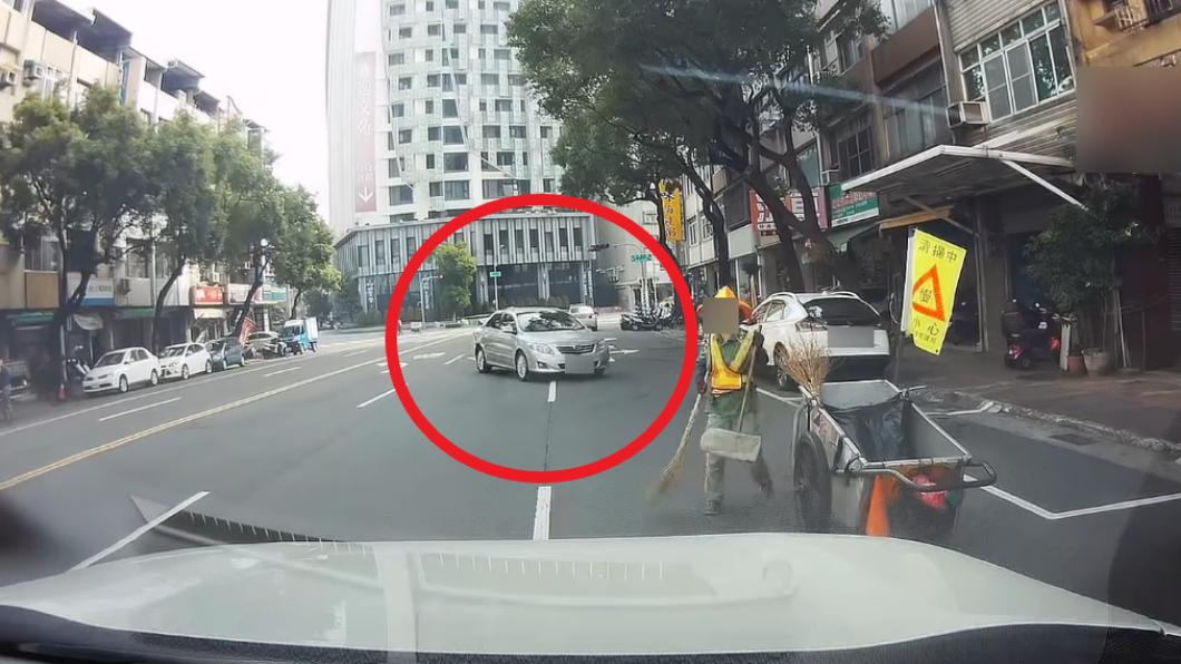 駕駛逆向駛入停車格。（圖／翻攝自臉書社團「交通違規檢舉教學（公開版）」）