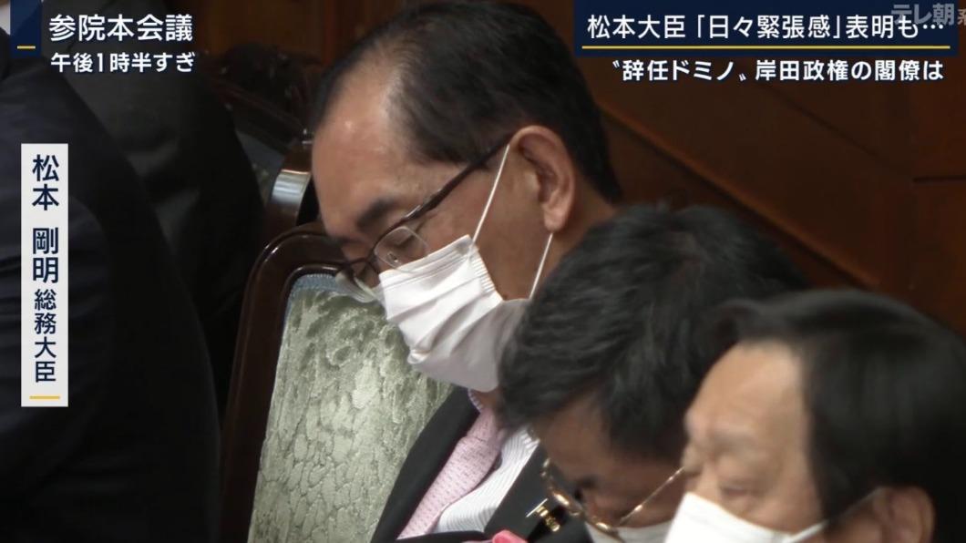 從記者拍攝的畫面中,松本明顯低頭、閉眼,但他仍辯稱自己「只是眼睛不大」。(圖/翻攝自@bazyry2hashiru推特)