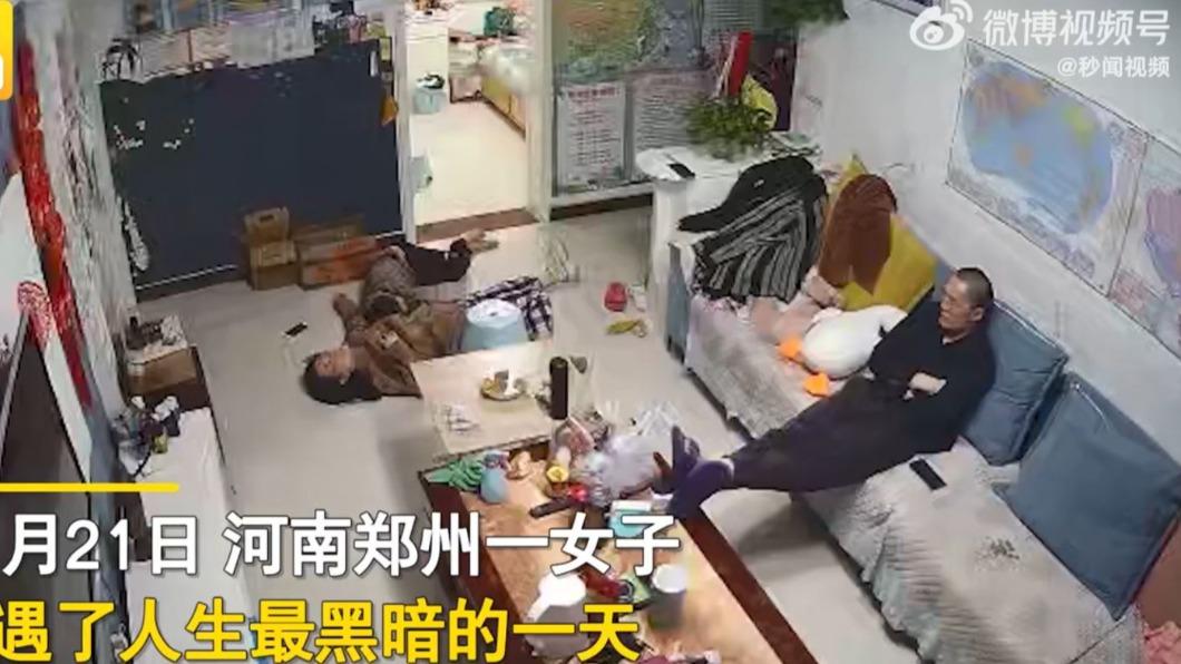 丈夫只冷眼看了倒地的妻子一眼,隨後又繼續看電視。(圖/翻攝自微博)
