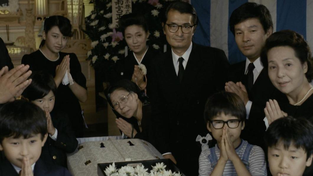 片名嚇跑投資方!伊丹十三自宅拍《葬禮》 老婆、小孩全入鏡