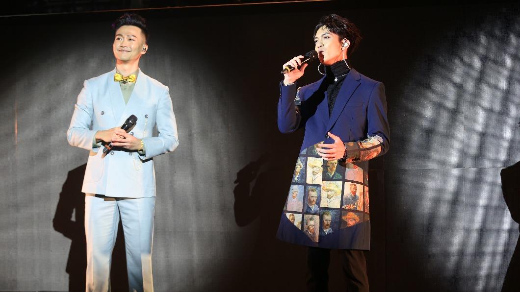 林俊逸(左)與郭忠祐(右)合唱〈朋友〉。(圖/寶吉祥集團提供)