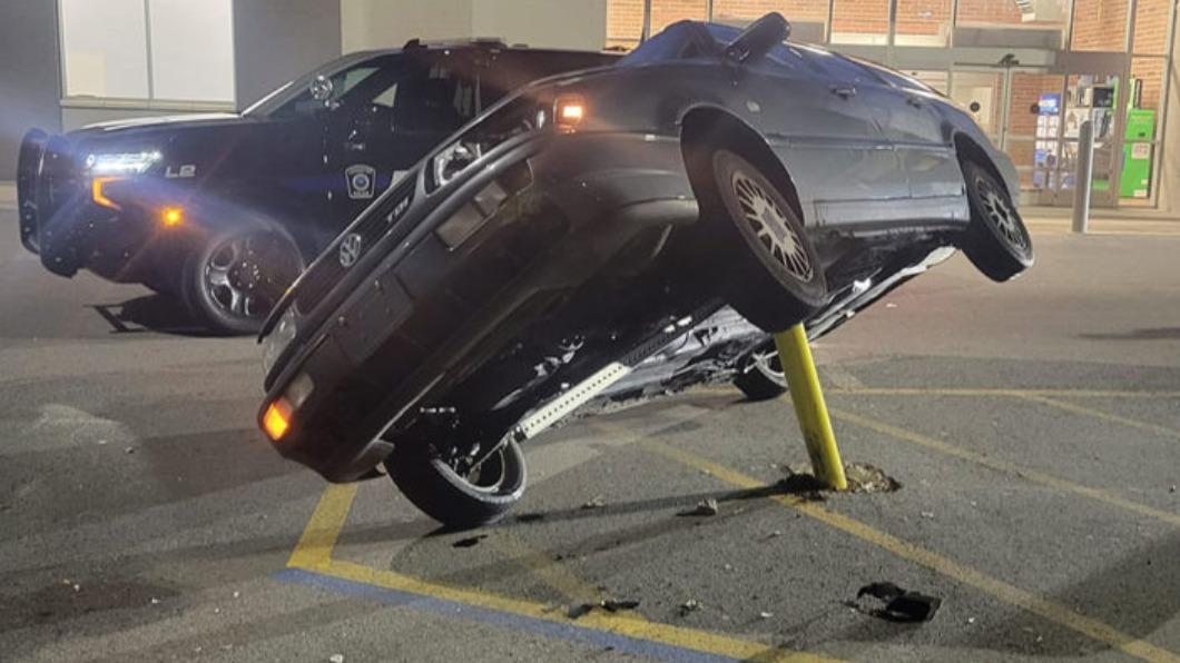車主「把車停上分隔柱」!神奇懸空畫面曝 網驚:怎做到的