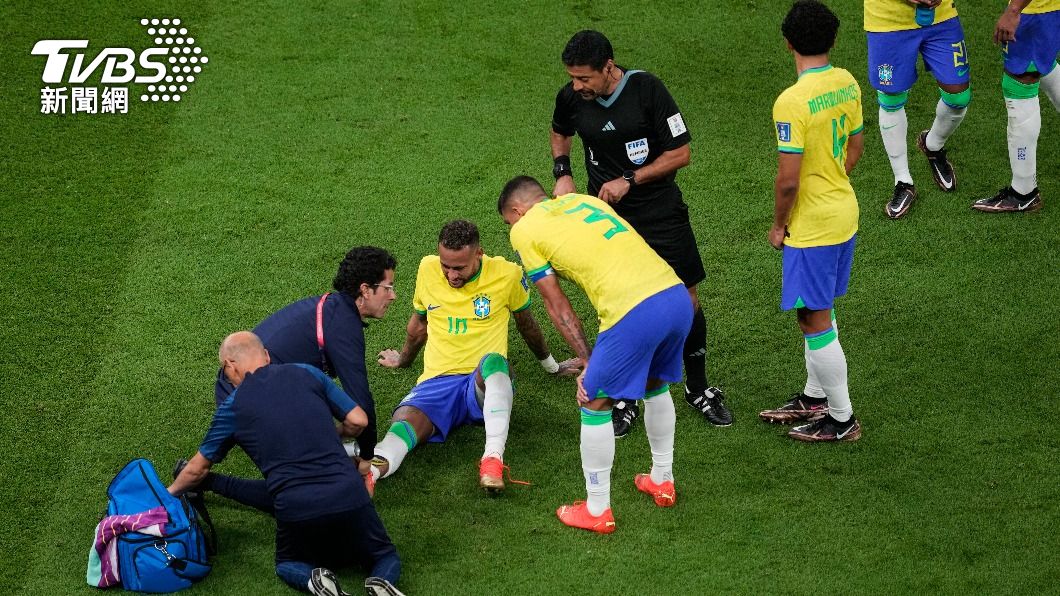 Neymar哭了!腳踝扭傷被換下場 一瘸一拐須觀察48小時