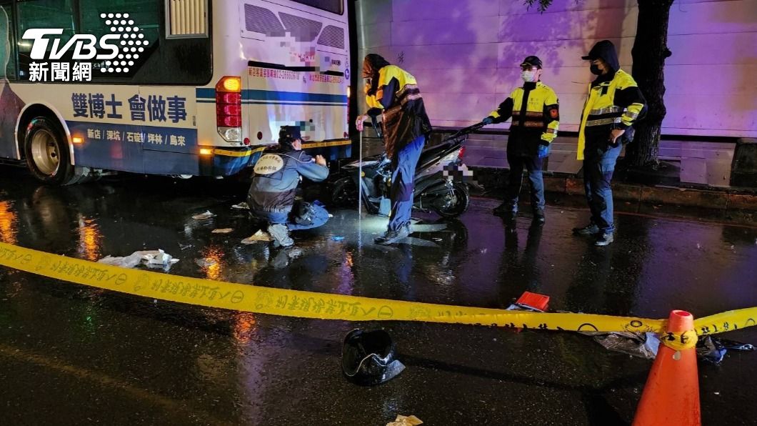 疑因雨天視線不佳 女騎士追撞路邊公車 頭、胸重創命危