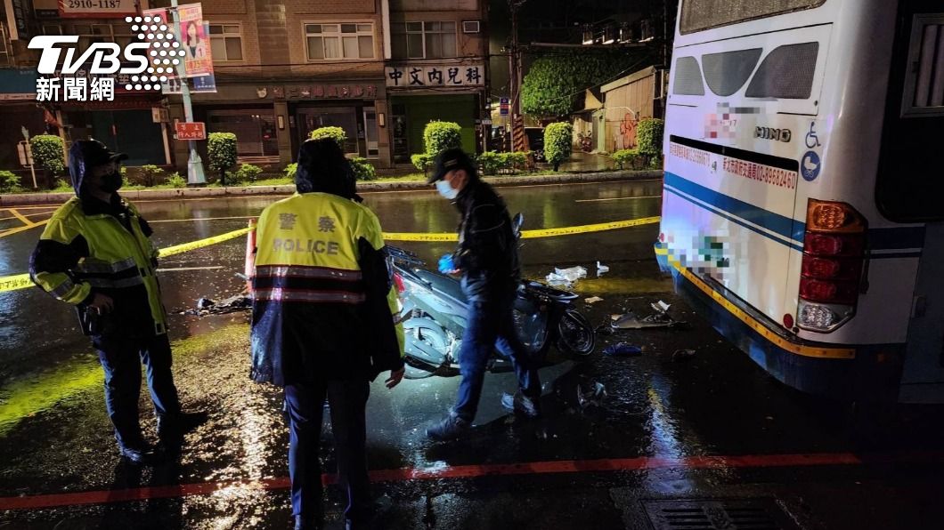 女騎士疑因雨天視線不佳，不慎追撞路邊公車。（圖／TVBS）