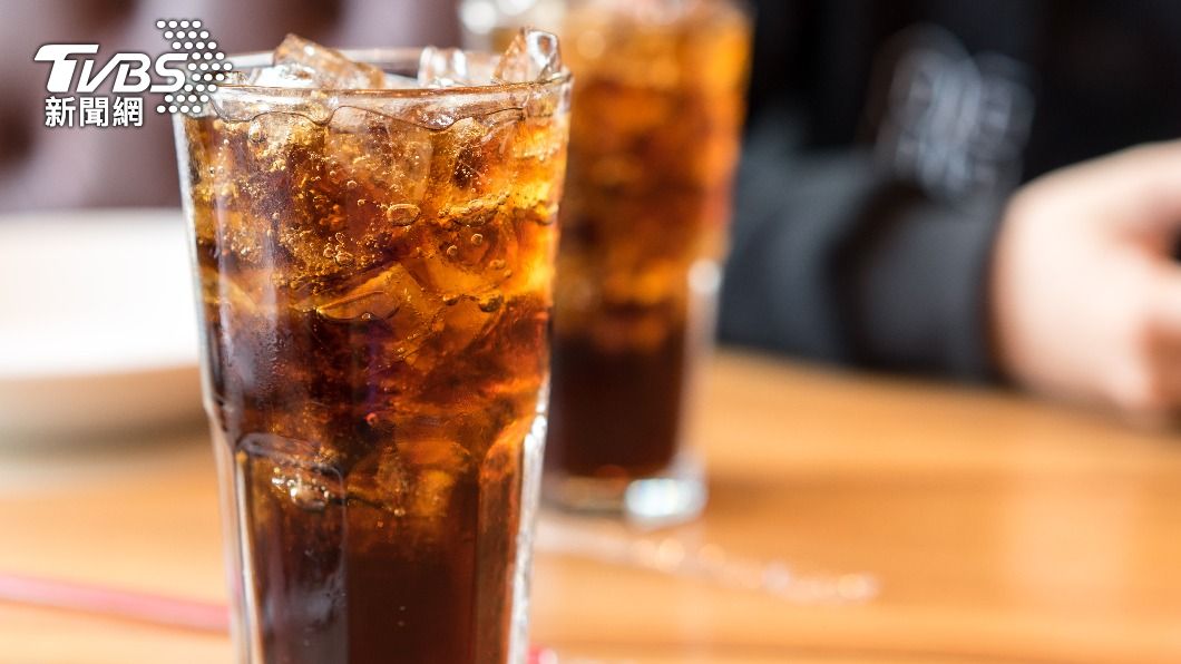 汽水和運動飲料屬於酸性食物。（示意圖／shutterstock達志影像）