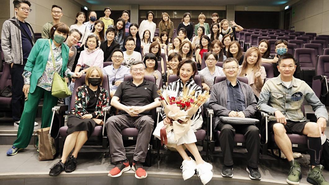 陳亞蘭(前排右3)回母校臺師大GF-ENBA與在校學弟妹分享歌仔戲傳承歷程。(圖/欣湉國際提供)