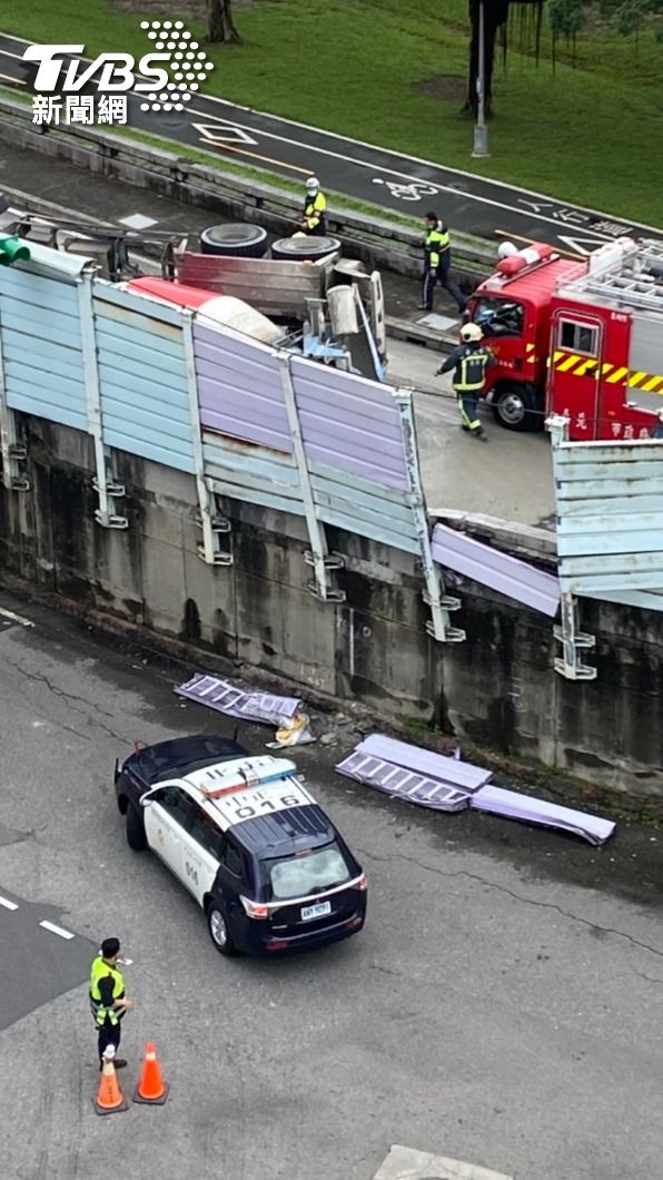 預拌混凝土車險些掉落平面道路。（圖／TVBS）