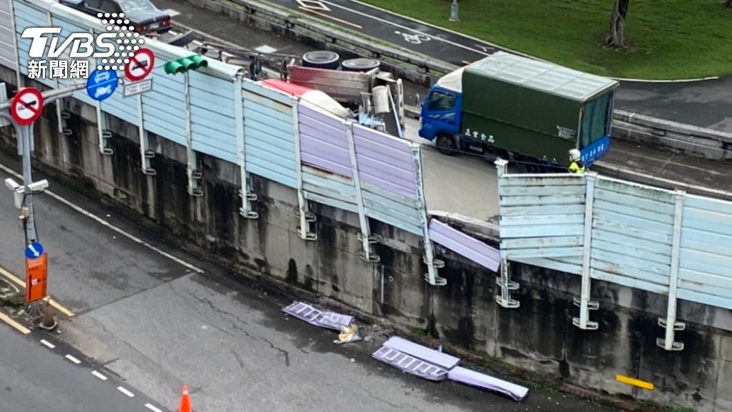 預拌車猛撞隔音牆險翻下平面道路 駕駛座變形他傷困1小時