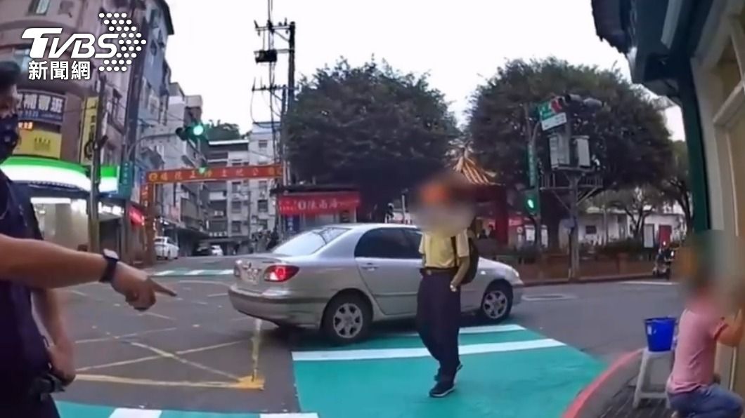 被害人向員警指認動手的男子。(圖/TVBS)