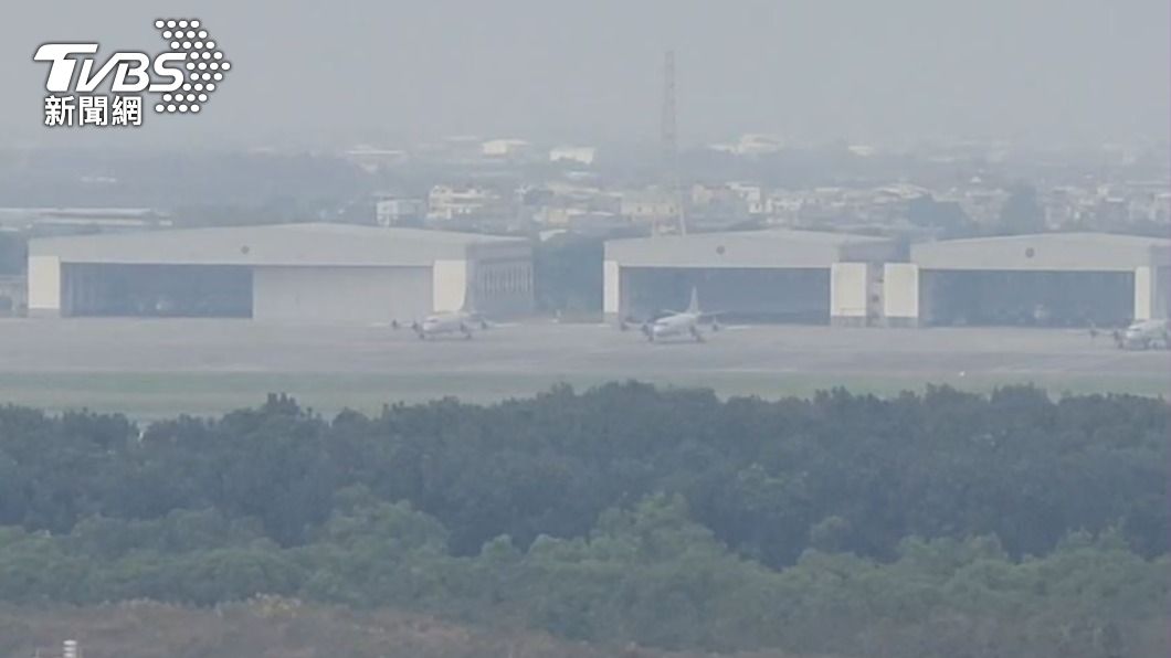 空軍屏東基地E-2K預警機傳出意外。(圖/TVBS)