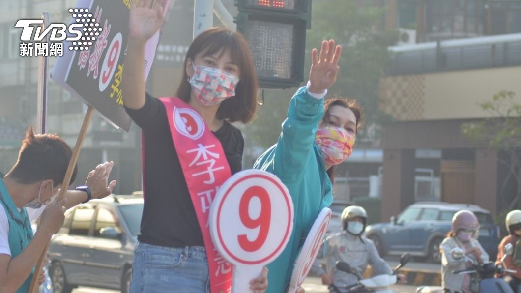 陳其邁妻子吳虹到左楠區掃街。（圖／TVBS）