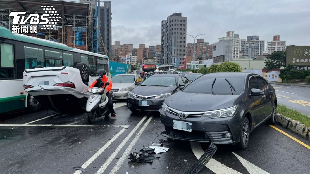 新手上路!逆向撞3車後翻覆 駕駛手指骨折一度受困