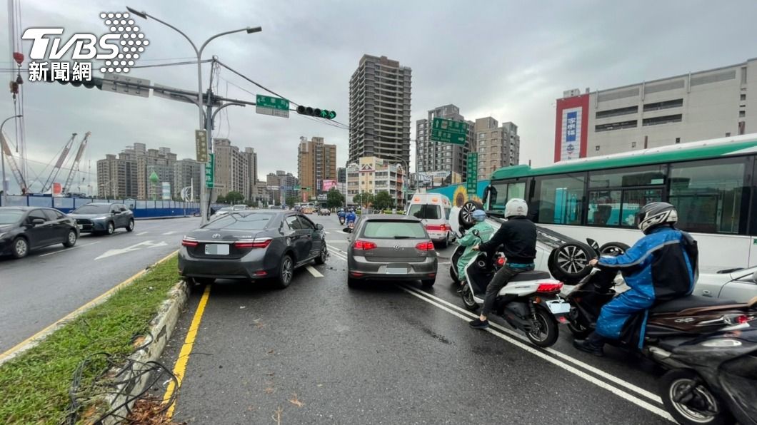 小轎車逆向撞車後翻覆在車道上。(圖/TVBS)