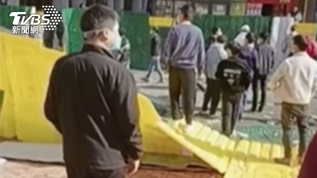 防疫用的柵欄被抗議群眾推倒。(圖/達志影像路透社)