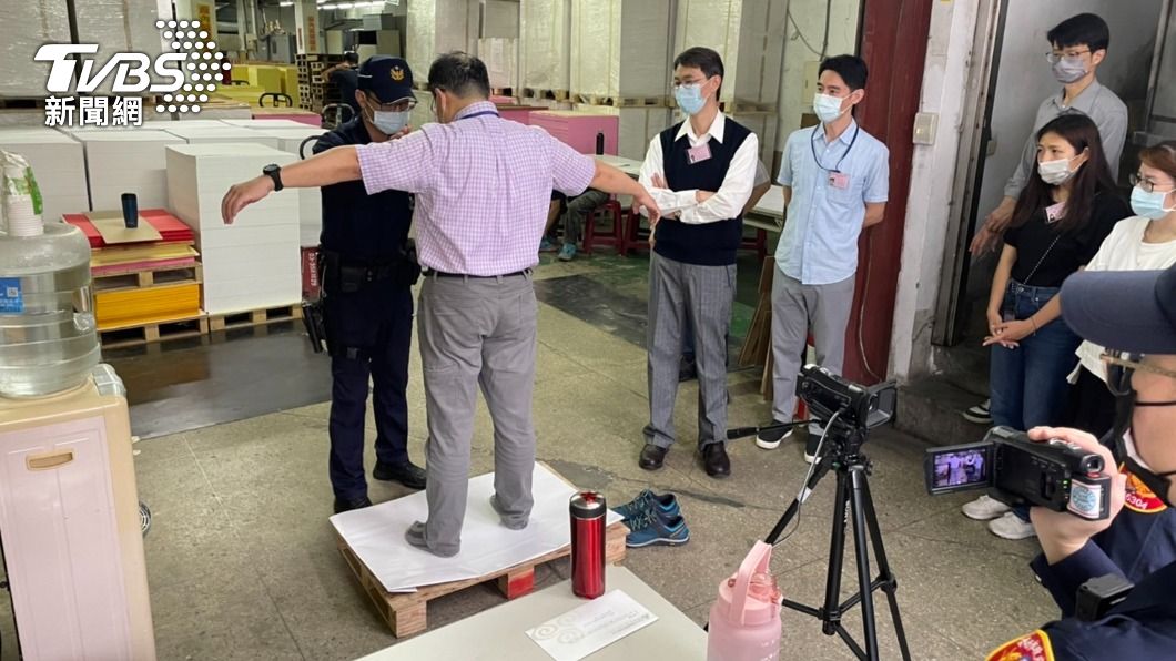 所有進入印刷廠的人員都需要安檢。(圖/TVBS)