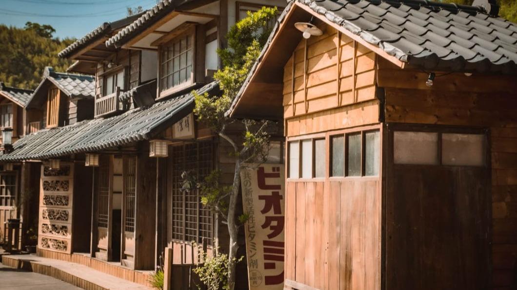 日本京都場景兩側的街道與巷弄商家都是完全復刻。(圖/黑皮的旅遊筆記提供)