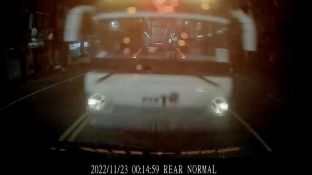 此次苦主是被公車完全無減速在後方追撞。(圖/翻攝自臉書)
