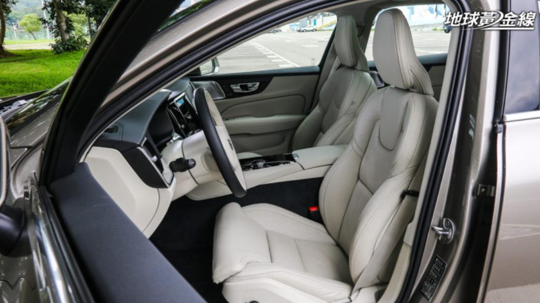 Volvo的座椅有主動式頭枕保護裝置。(圖/地球黃金線)