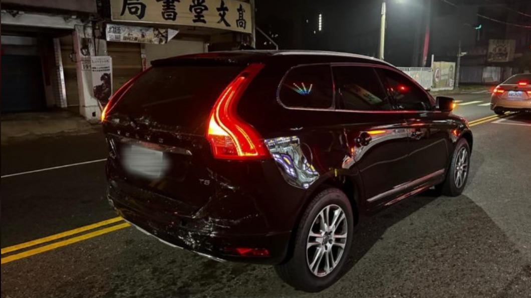 被追撞的瑞典坦克只有板金擦傷、行李箱蓋玻璃受損。(圖/翻攝自臉書)