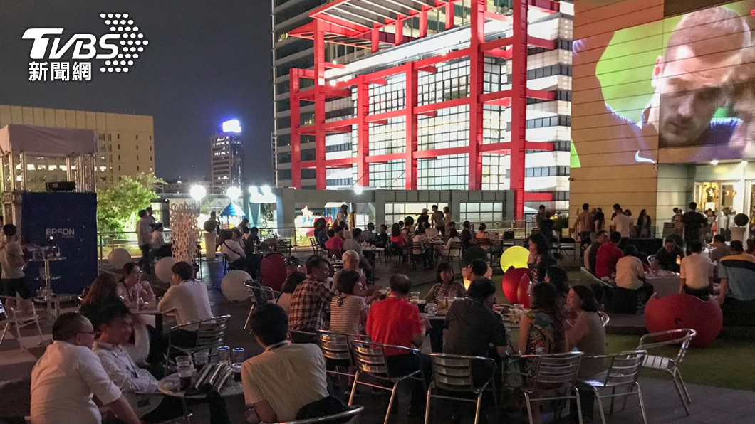 看世足喝啤酒!掌門架100吋投影幕 猜中獲勝隊免費喝