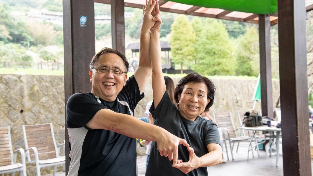 依據每一梯次民眾不同的程度給予不同動作的指引。(圖/業者提供)