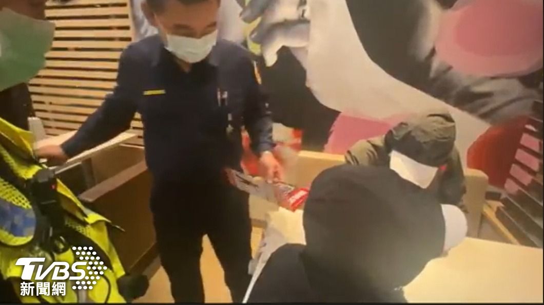 2黑衣人不發一語。（圖／TVBS）