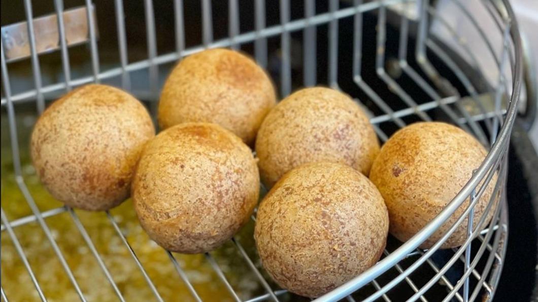 「林家芋泥球」每一顆都是現包現炸。(圖/阿華田的美食日記提供)