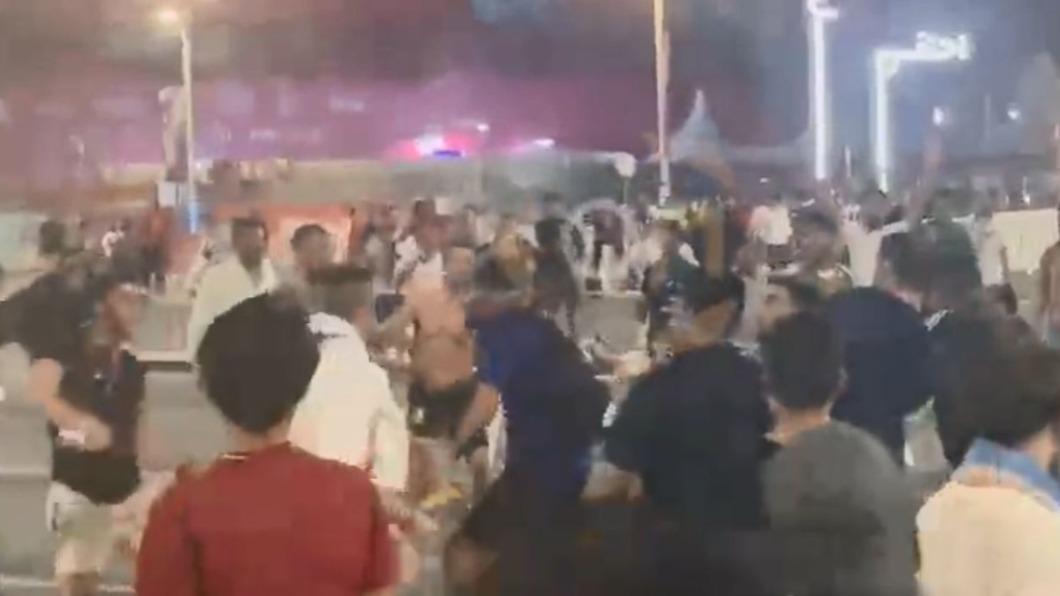 球迷街頭開扁!墨西哥「髒話嗆梅西」 阿根廷秒失控飛踢