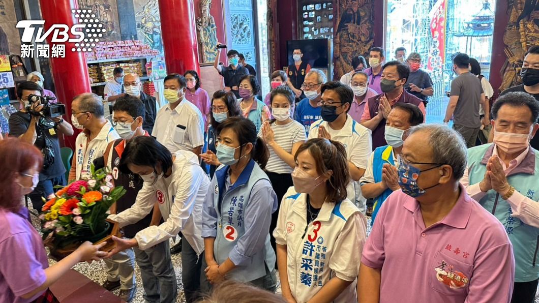 與同黨議員到鼓壽宮來祈求媽祖。（圖／柯志恩競選辦公室提供）