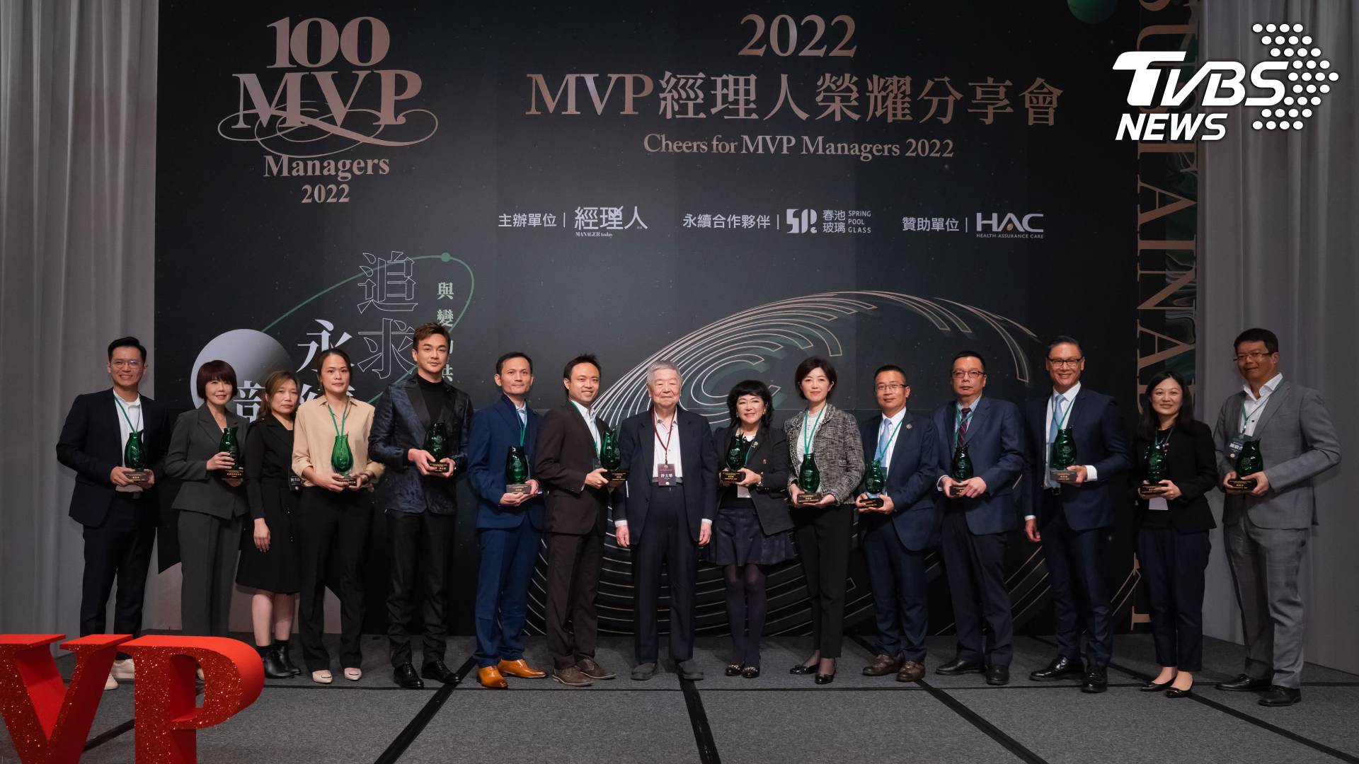 TVBS品牌行銷暨公關部總監戴天易(左5)，未來將帶領同仁打造數位科技、娛樂集團以及華文領導品牌形象 (圖/TVBS)