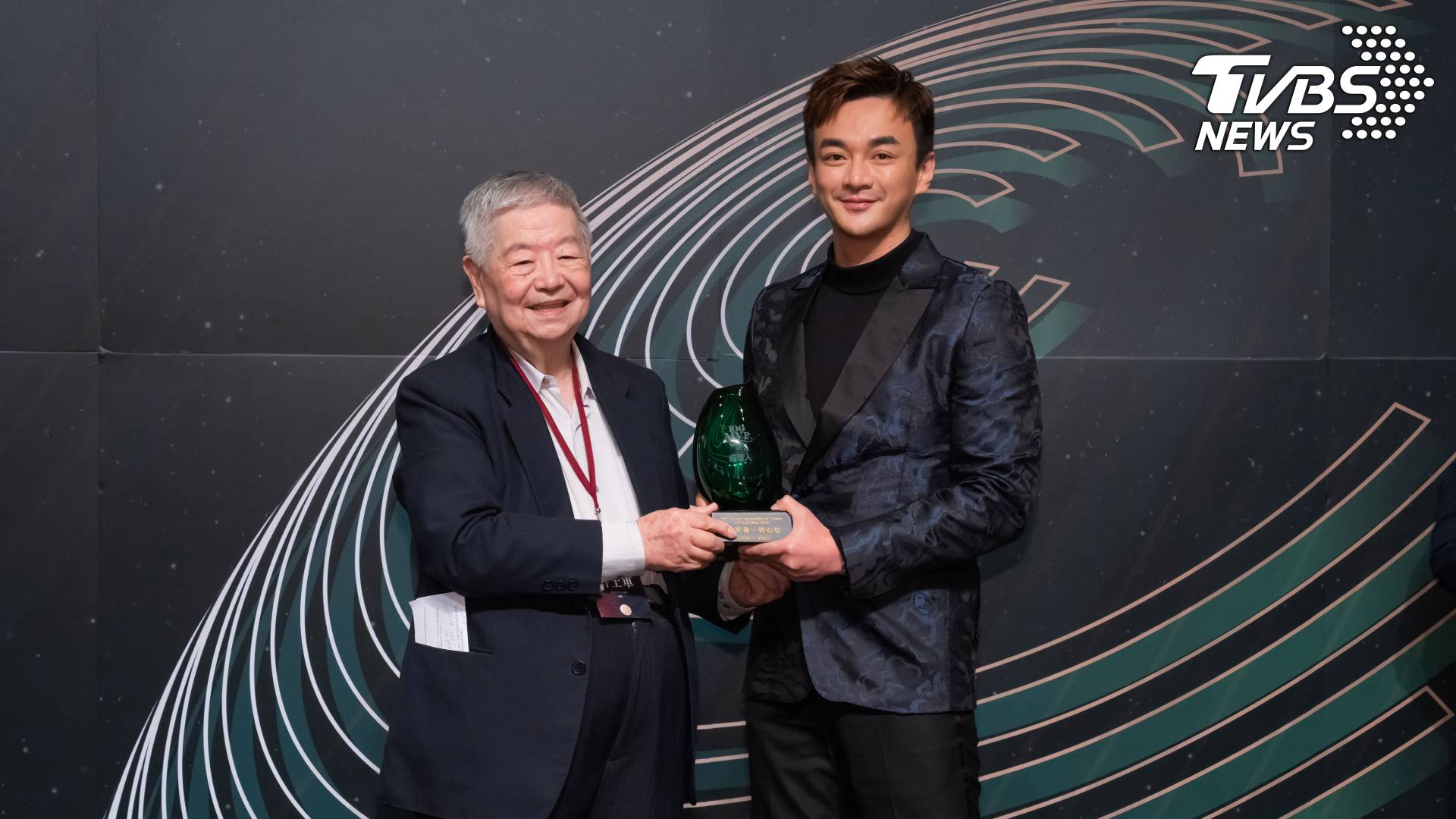 TVBS品牌行銷暨公關部總監戴天易（右）前後監製多部膾炙人口的戲劇，包含《16個夏天》、《翻牆的記憶》等 （圖/TVBS)