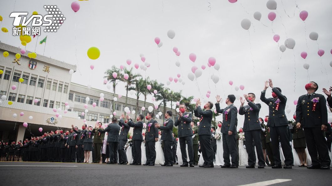 陸軍166對官兵舉行聯合婚禮 司令下達「增產報國」令