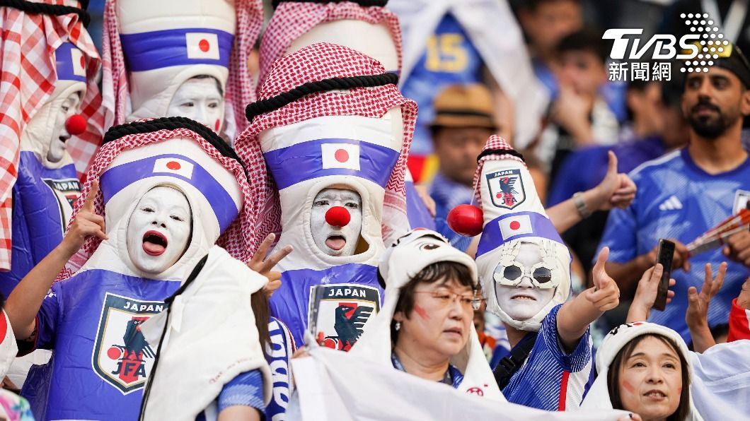 23日E組賽事由日本對決德國隊,在場邊為國家隊加油的日本球迷。(圖/達志影像美聯社)