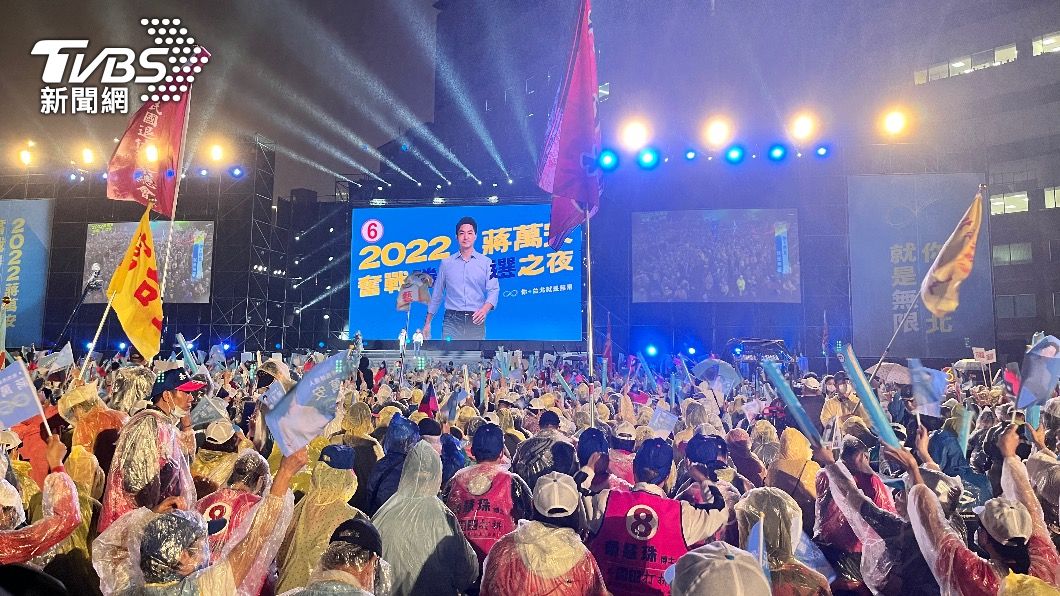 國民黨台北市長候選人蔣萬安選前之夜湧入萬人。（圖／黃韋銓攝）